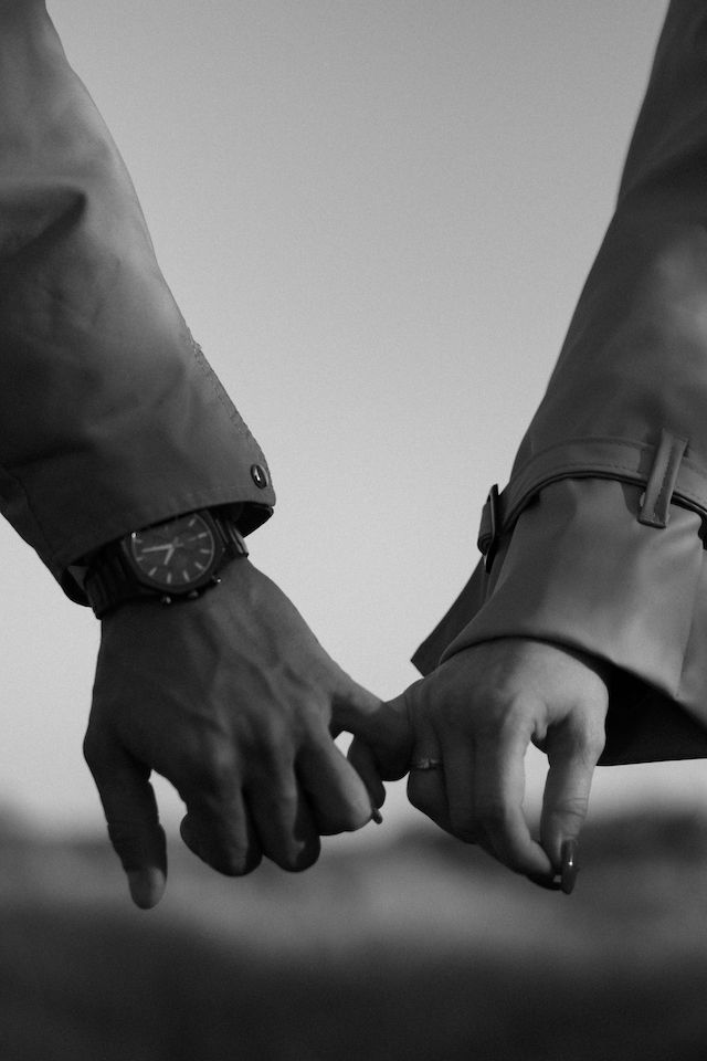 Couple holding hands: Am I really ready for the winter with the same person?